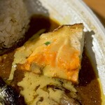 吉田カレー  - 目玉焼き
