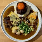 吉田カレー  - ミックス 小・豚 中・うずらのアチャール・からしマヨ・目玉焼き