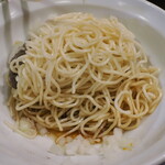 丿貫 - いりこバターのあえ玉の麺とその下の油ダレ