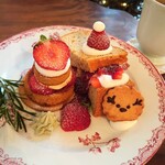 喫茶 tameiki - メリーストロベリープレート1,400円、薬膳茶～花柑～600円 セット割引△50円✨トナカイのクッキー、サンタの帽子を模したいちごの乗ったシフォンサンド♡ひとあし早い15日までの限定メニューでした。