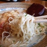 ばんや -  麺はこんな感じ　細縮れ麺でかなり美味しく替玉+150円の価値あり