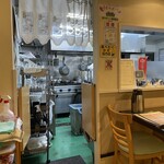 やさしい味工房 メリーさんち - 調理場　沢山のフライパンがいい感じ