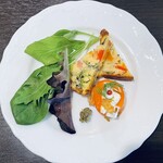 やさしい味工房 メリーさんち - アミューズ　野菜たっぷりのケークサレとサワークリームのスモークサーモン巻き