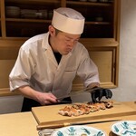 温石 - 金目鯛を仕上げる杉山さん