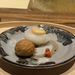 温石 - ①大根のふろふき、揚げたてはんぺんと共におでんに見立てた一品、白味噌と辛味噌のアクセントで