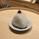 温石 - ⑮おにぎり 大サイズ 玉ねぎの醤油漬けと共に