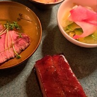 THE CONDER HOUSE - 渥美豚の叉焼、柚子くらげといくら、牛肉の紹興酒漬け、青ザーサイと紅しぐれ大根の和え物
