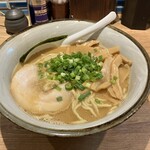 風雲児 東京ラーメン横丁店 - 魚系のスープで、ややとろみあり。