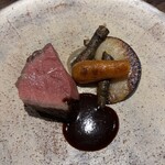 ル クーリュズ - 岩手短角牛ロース炭火焼き、味噌と味醂のスパイスソース、菊芋のソース、人参、黒大根