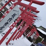 坂内食堂 - 駐車場は神社のとなり