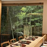 分とく山 - 窓の外の竹林が素敵