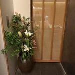 分とく山 - 内部にも豪華なお花　おもてなしの心を感じます