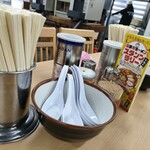 坂内食堂 - 卓上はこんな感じ
