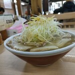 坂内食堂 - 横から見るとネギの量がわかりますよね？
