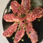 お肉屋  -  黒毛和牛カルビ 500円