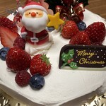 リバーサイドホテル - ストロベリー、ラズベリー、ブルーベリーが宝石のように鏤められたデコレーション