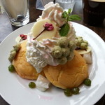  季節限定ふわもち求肥と桜（１３００円）です。