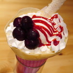 オレンジカウンティ -  アメリカンチェリーとココナッツアイスのクレープ