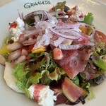 277930102 - ランチサラダは毎回フルーツやチーズが入っていて、おしゃれで美味しい！