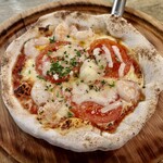 旬彩ダイニング ばんび - トマトと海老のピザ　2人前です。