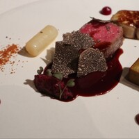 サンス・エ・サヴール - 蔵王牛のフィレ肉　ピスタチオ風味のバニス　赤キャベツのコンポート　ソース・ポワヴラード　フォアグラ