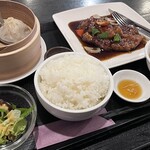 中国料理 隆 - 1枚肉の黒酢の酢豚ランチ