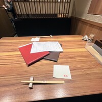 飯家くーた 銀座七丁目店 - 間仕切りされたテーブル席
