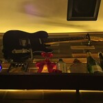 サンチャ フカミ - 野村義男氏のギターが飾ってあります