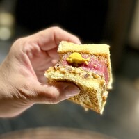 #肉といえば松田 奈良本店 - ❻シャトーブリアンのカツサンド
                  〜分厚いシャトーブリアンをタルタルと一緒に焼いたパンに挟む牛カツサンド。ソースとタルタルには、カリッとした食感の奈良漬を混ぜ込み、辛子をたっぷり良いアクセント。