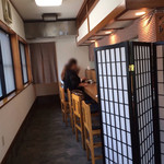 京音彩 - 入り口から見たカウンター席の様子。