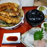 丸壱富士 - はみだし天丼(限定10食くらい) 1650円、刺身一皿 550円