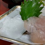 丸壱富士 渋谷道玄坂 - 刺身一皿 550円、この日は「鯛の昆布締め」と「アオリイカのお刺身」になります