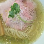 らあめん サンド - 比内地鶏とシャモロックの塩らあめん（アップ）