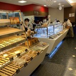 カフェ ド ヒラオカ - 店内の手前はパン奥にケーキ