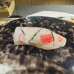 鮨shizuku 西天満 - ヒラメ(食用バラと海苔をあしらって、透ける模様を錦鯉に見立ててます。中にエンガワも忍ばせて食感の変化も楽しめます。)