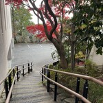 邸宅レストラン　雅俗山荘 - 専用駐車場からは階段で上がるとレストランです