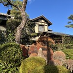 邸宅レストラン　雅俗山荘 - 庭園からお屋敷が見えます