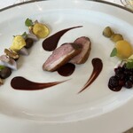 邸宅レストラン　雅俗山荘 - 仔鴨の胸肉ロースト 蜂蜜エピス風味コーティング
      　シャンテーニュとクルミのポワレ オランジュの香り