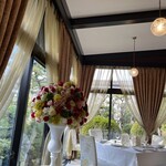 邸宅レストラン　雅俗山荘 - 日差しが気持ち良い明るい店内