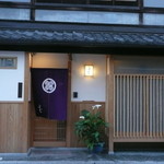 ふじ - 紫の暖簾が目を惹きます