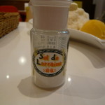 台湾カフェ Zen - ダイスマンゴーに、お好みで塩をかけます。