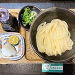 手打うどん 丸亀渡辺 - しょうゆうどん¥450内　美味い。柔らかいのにぐにゅぐにゅ弾力がある。ずっと食べていたい。薬味も辛味がなく優しく美味い。
