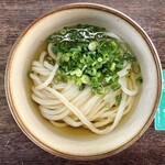 なかむら - かけ小¥250内　うまい。ヨレヨレとしていて細め、とても柔らかそうと思いながら口にすると噛んだ瞬間のグニュ！軟らかいのに噛み切るまでが硬い。面白い。ネギが青々としていてよかった。