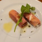 モンブーシェ - あんぽ柿とクリームチーズと生ハムのシガー風、写真の順番違ってますがアミューズです