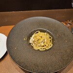 オステリア プロフーモ - カリフラワーとカラスミのオイルソースパスタ