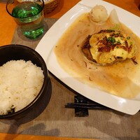 旬菜ステーキ処 らいむらいと - チーズハンバーグ300gとライス（普通盛り）