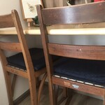 みんなの家庭科室 - カウンター席の椅子は、図書室の椅子