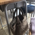 みんなの家庭科室 - 「横にカバンかけてねー」と言われ、見てみたら。。懐かしいなぁ、給食着と歯磨きコップをかけてた場所