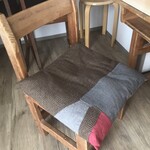 みんなの家庭科室 - 教室内（店内だけど、もう教室と呼びたい）の椅子はすべて手作りお座布団つき♪