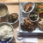 みんなの家庭科室 - ランチを載せた器はすべて砥部焼　　　　　　　　　　　　